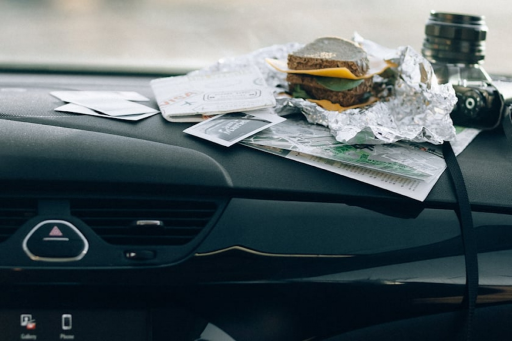 lý do chuột thích vào khoang máy ô tô ở là do thức ăn còn dư thừa trong xe